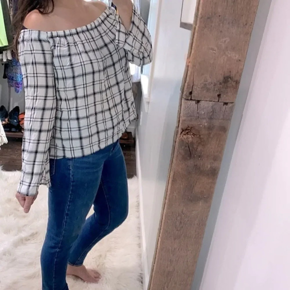 Cloth & Stone by Anthropologie size medium black & white off shoulder top - Picture 3 of 7